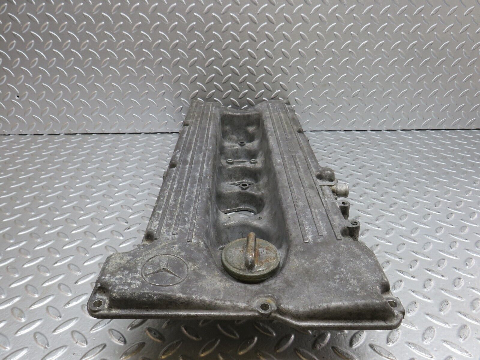 28071 Mercedes-Benz W123 280E Cylinder Head Valve Cover 1100160905