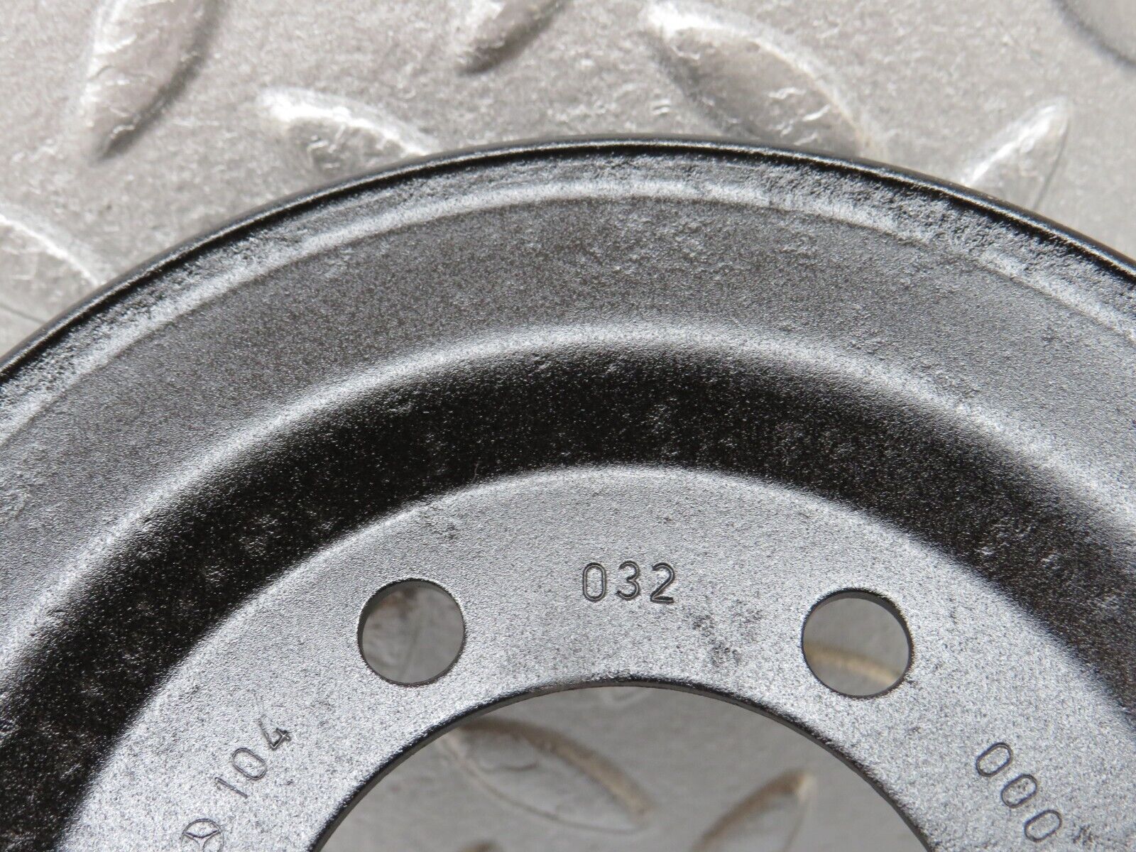 38102 Mercedes-Benz A124 320E Cabriolet Crankshaft Pulley 1040320004