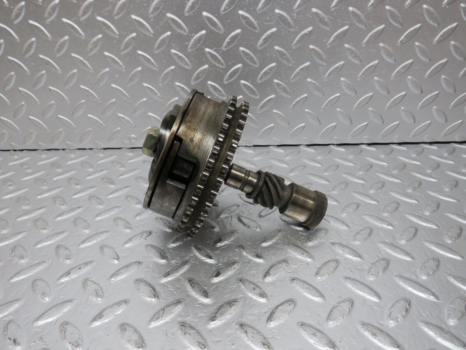 31079 Mercedes-Benz W123 200D Injection Pump Intermediate Timing Gear Shaft