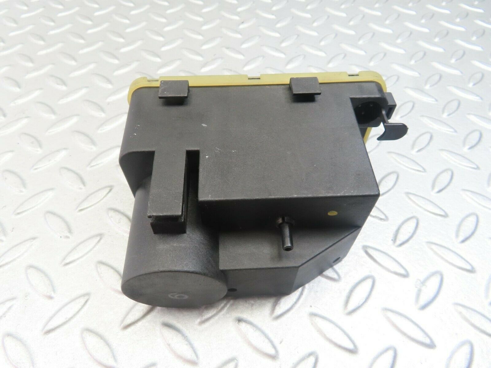 8317 Mercedes-Benz W201 Central Locking Pump 0008000948