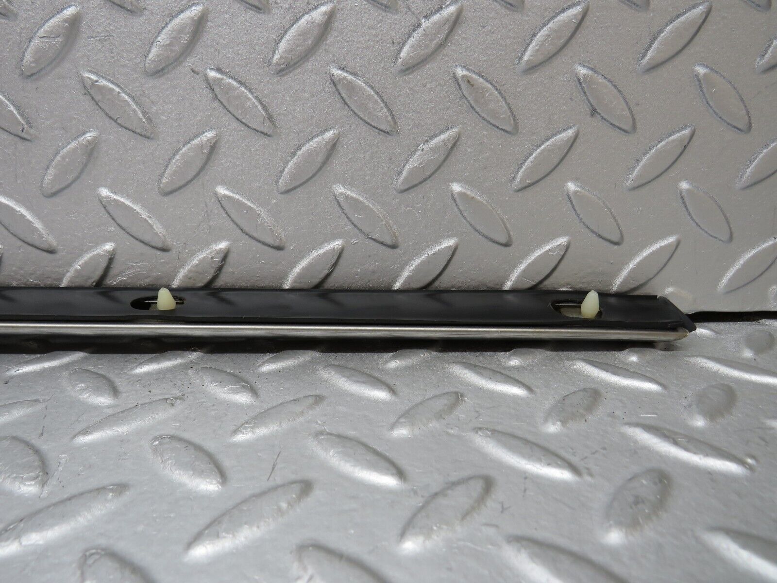 37309 Mercedes-Benz W109 300SEL Front Right Door Centre Moulding Trim