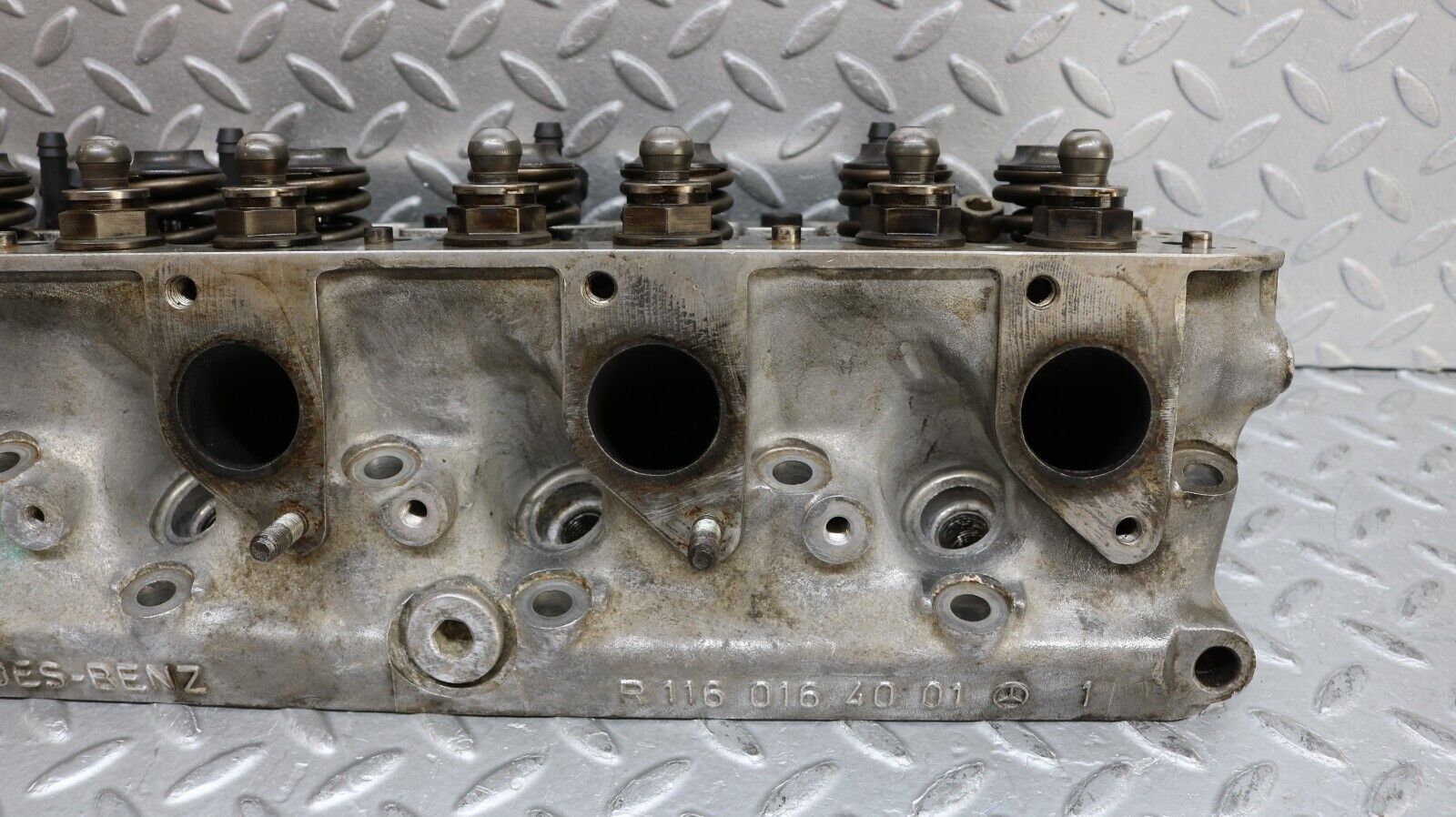37170 Mercedes-Benz C126 420SEC Coupe Cylinder Head Left Side 1160164001