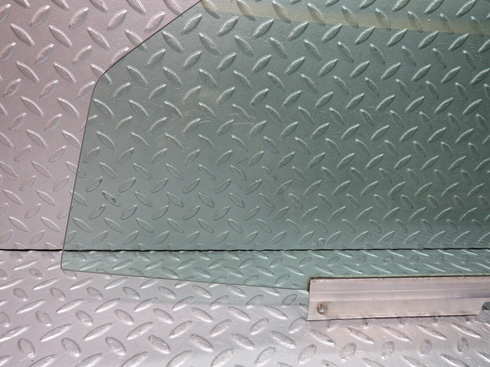 39070 Mercedes-Benz W201 190E 2.6L Front Left Door Window Glass