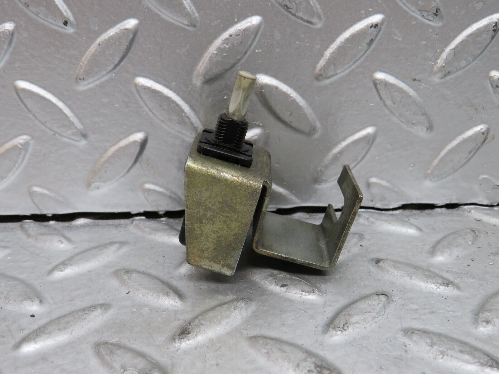 29168 Mercedes-Benz C124 320CE Door Contact Switch With Bracket 2018202110