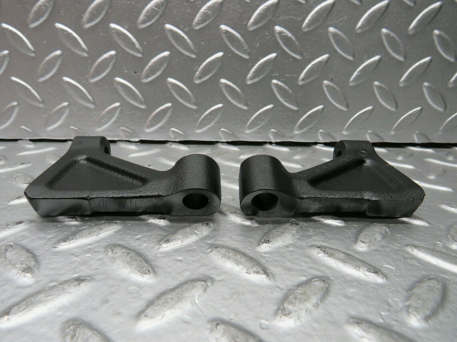 22902 Mercedes-Benz C107 450SL Engine Mount Bracket Pair 1160110895 1160110995