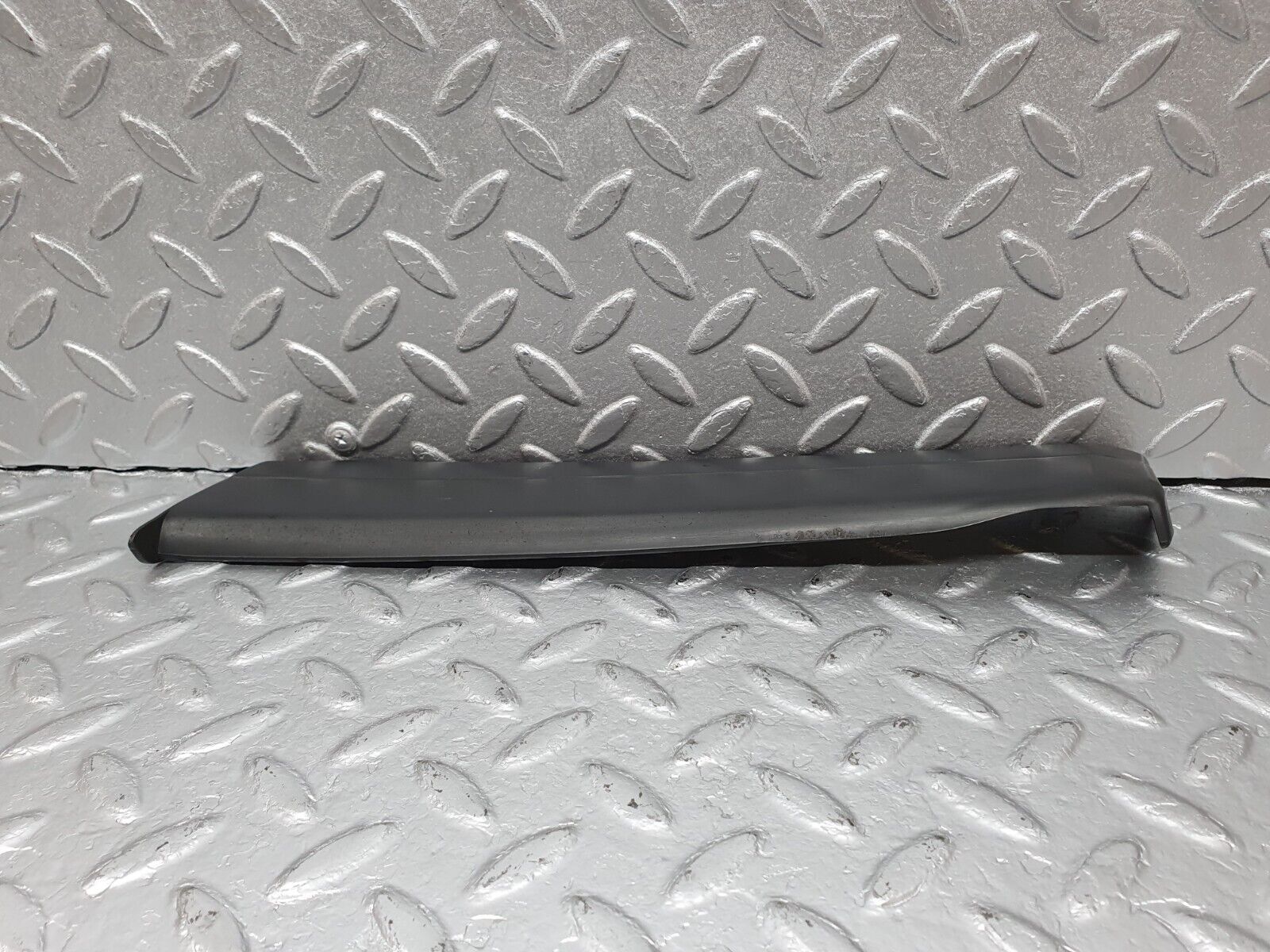 41423 Mercedes-Benz W124 200E Front Right Fender Wing Lower Moulding Trim