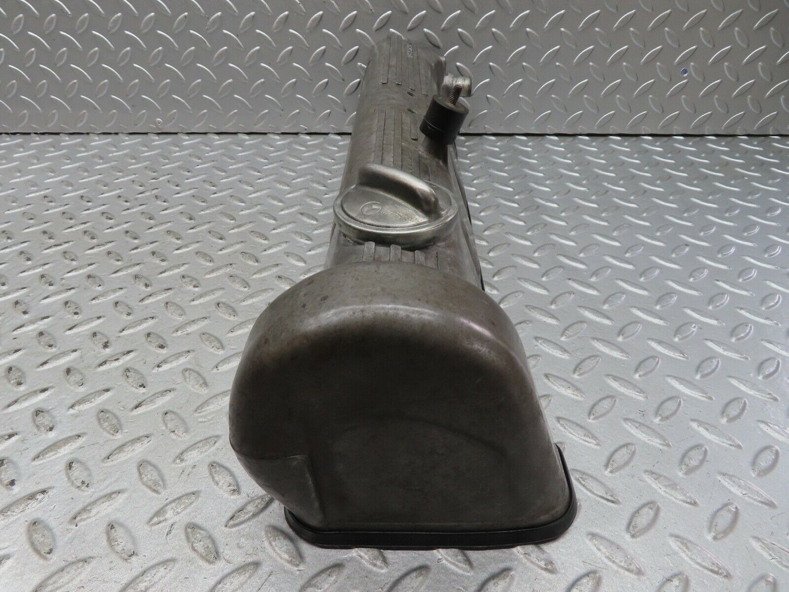 17756 Mercedes-Benz W116 450SEL Cylinder Head Valve Cover Right Side