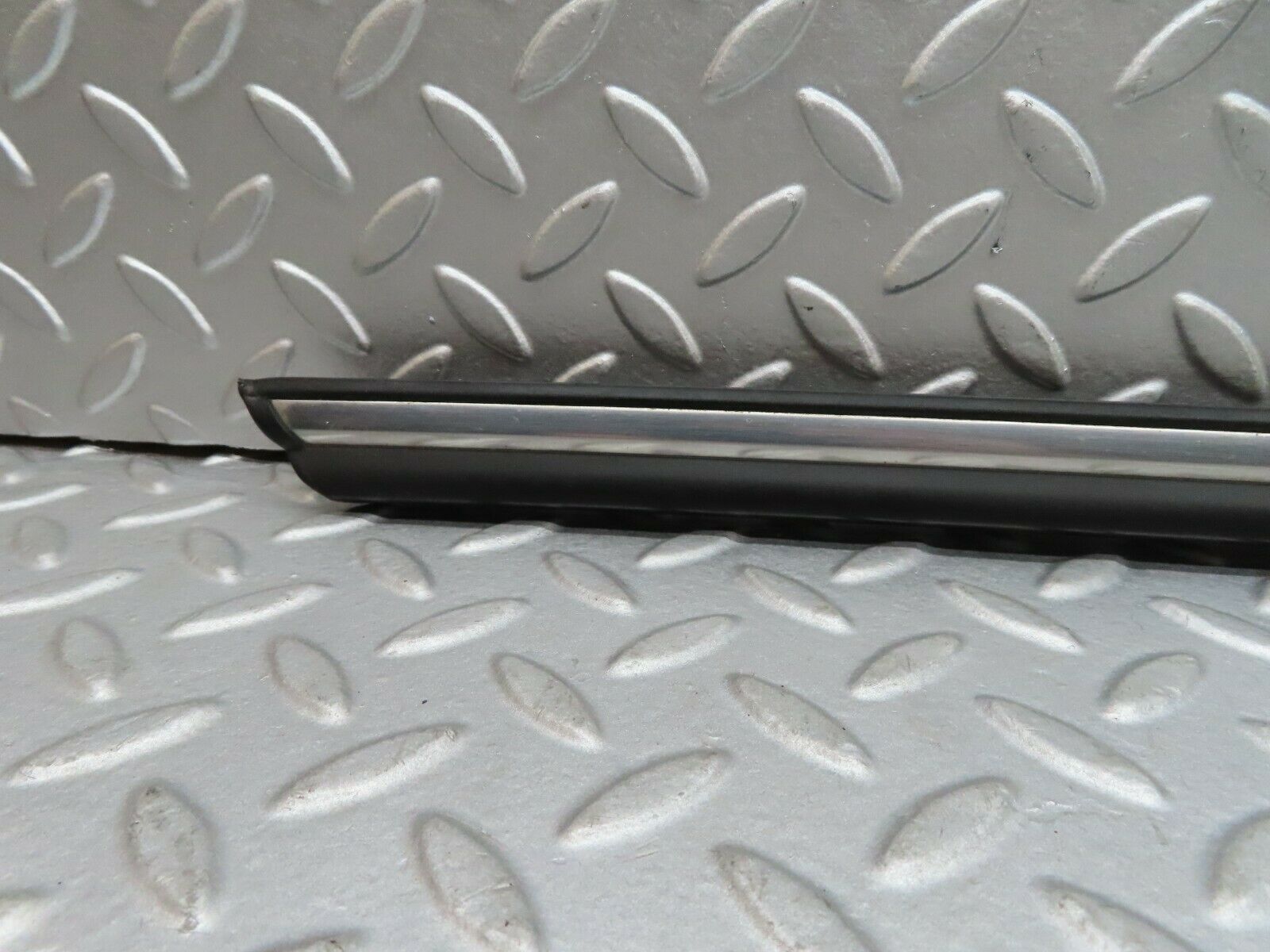 17893 Mercedes-Benz W116 450SEL Rear Right Door Centre Chrome Trim