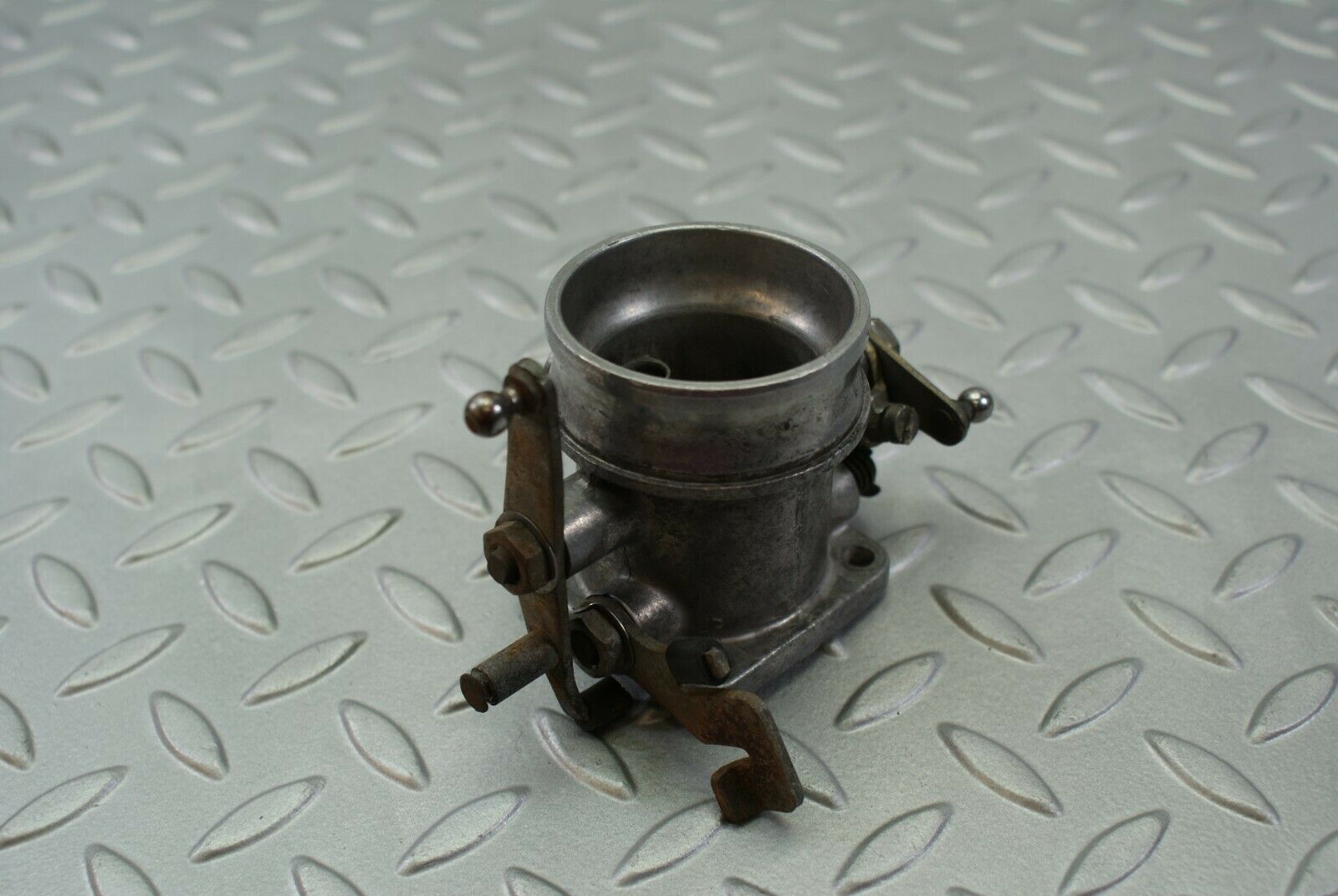 3082 Mercedes-Benz W115 220D Throttle Body Valve 6150710206