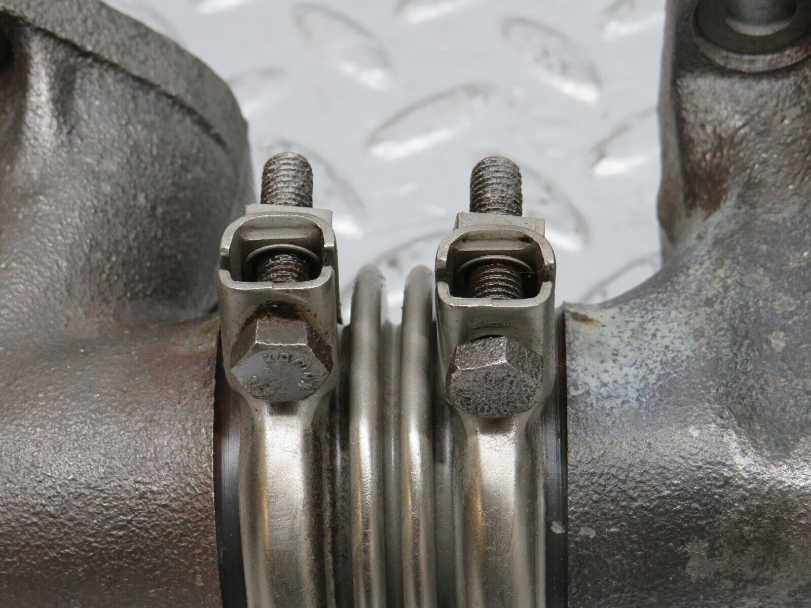 33111 Mercedes-Benz W126 380 V8 Exhaust Manifold Left 1161422302 1161422902