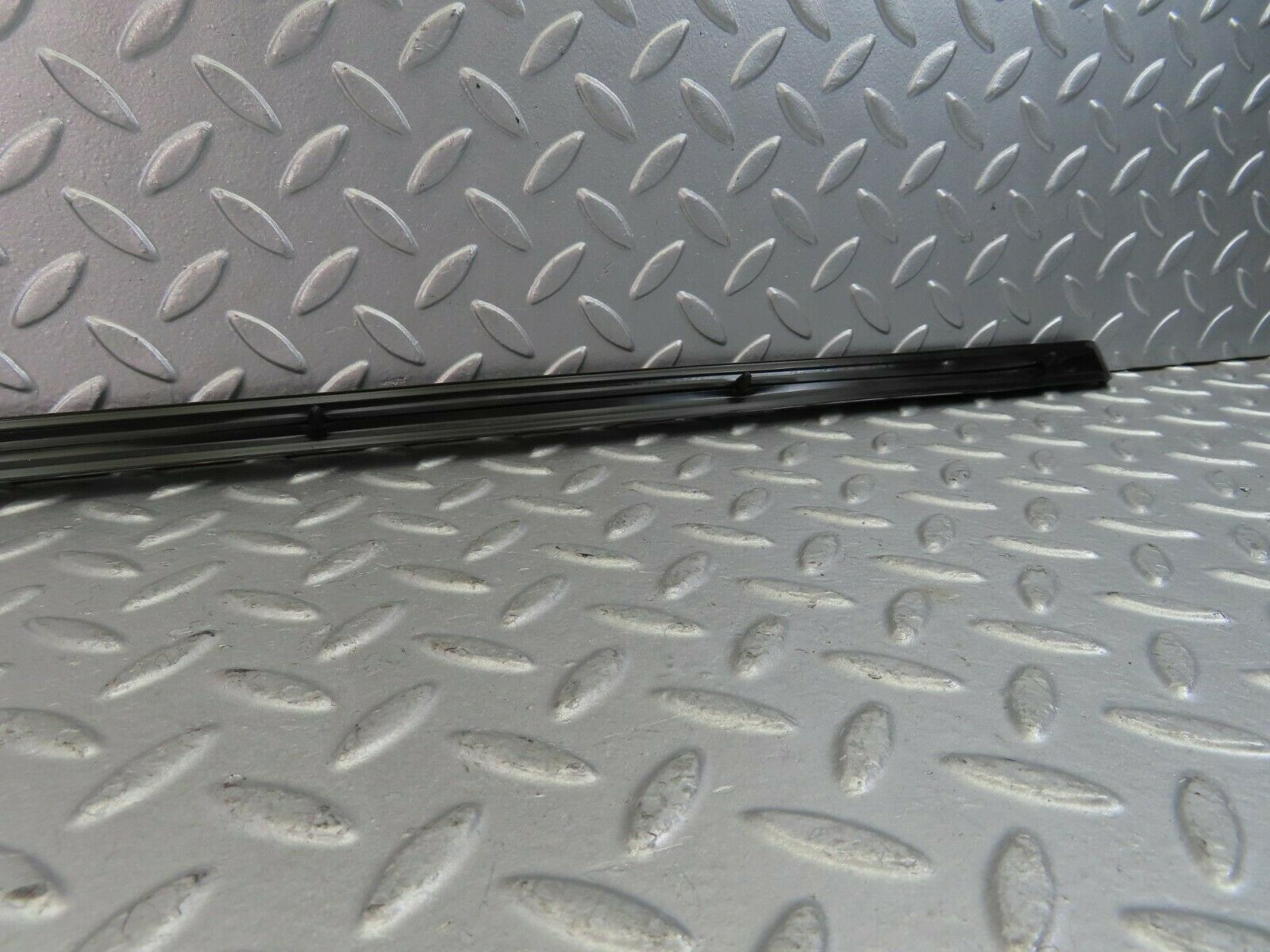 10256 Mercedes-Benz W123 Front Left Door Centre Moulding Trim