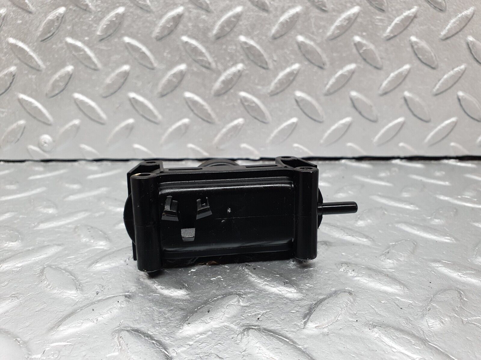 41512 Mercedes-Benz W124 200E Rear Door Lock Vacuum Actuator 0008007975