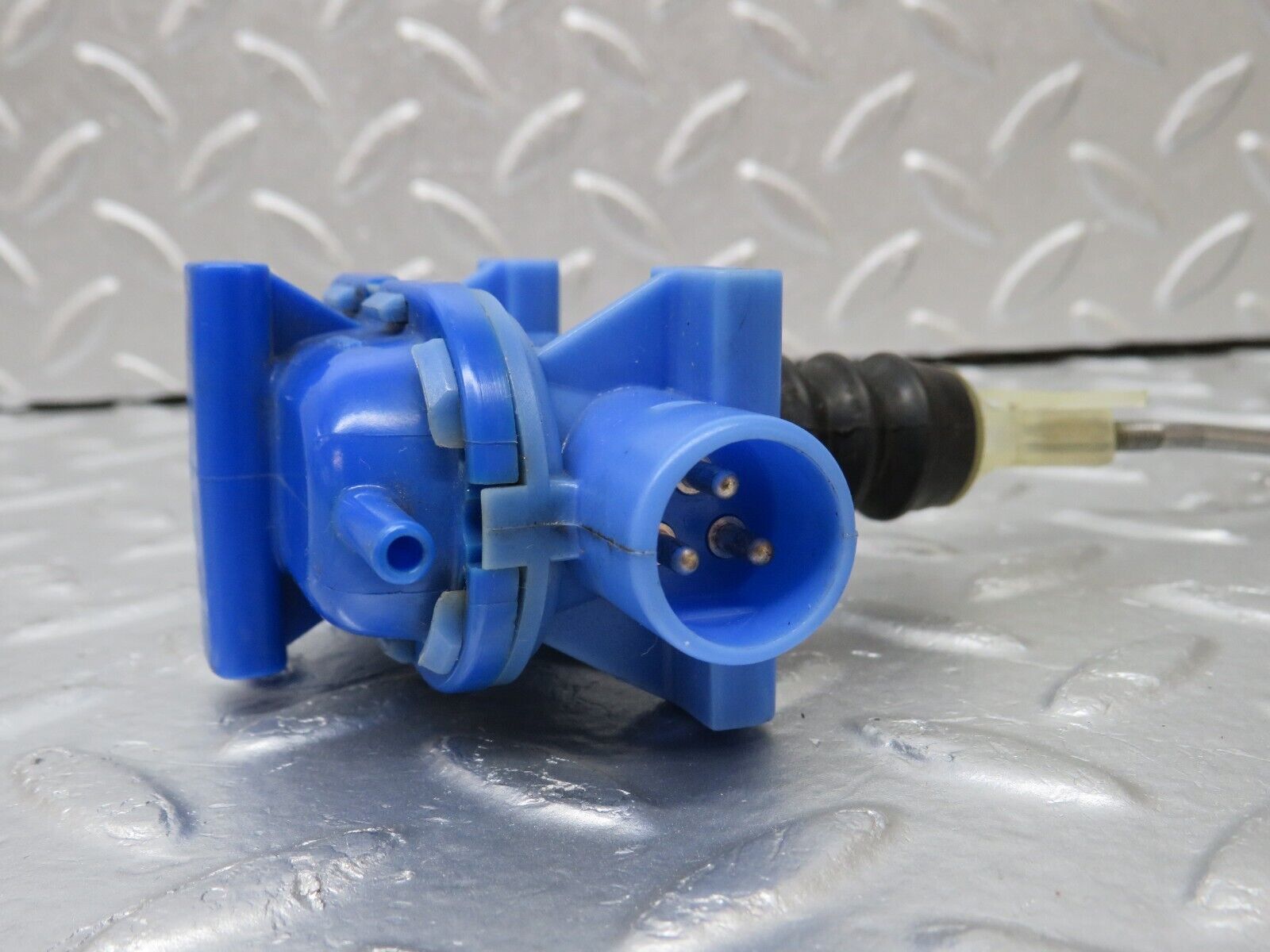 34331 Mercedes-Benz C126 380SEC Coupe Door Lock Vacuum Actuator Right Side