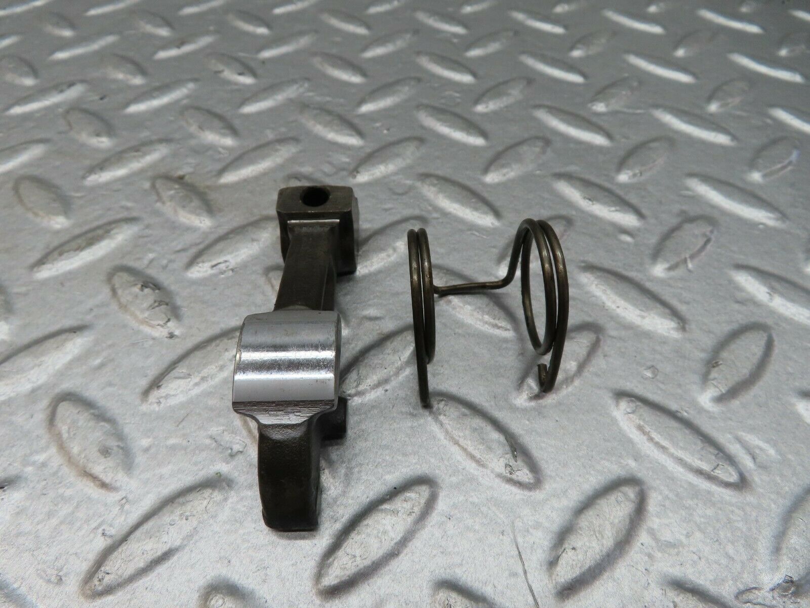 18066 Mercedes-Benz W123 200 Valve Rocker Arm With Retaining Spring