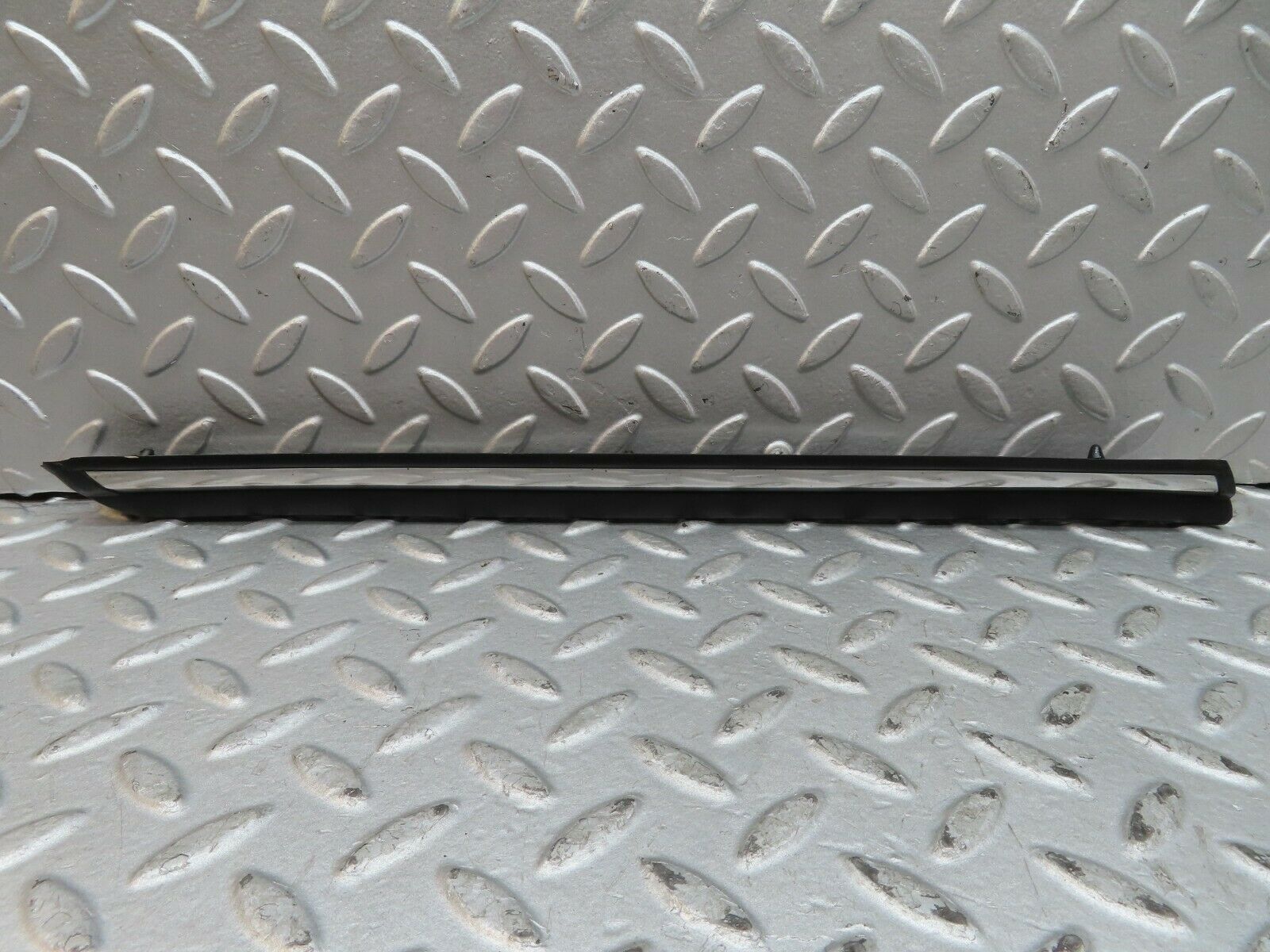 17891 Mercedes-Benz W116 450SEL Front Left Fender Wing Centre Chrome Trim