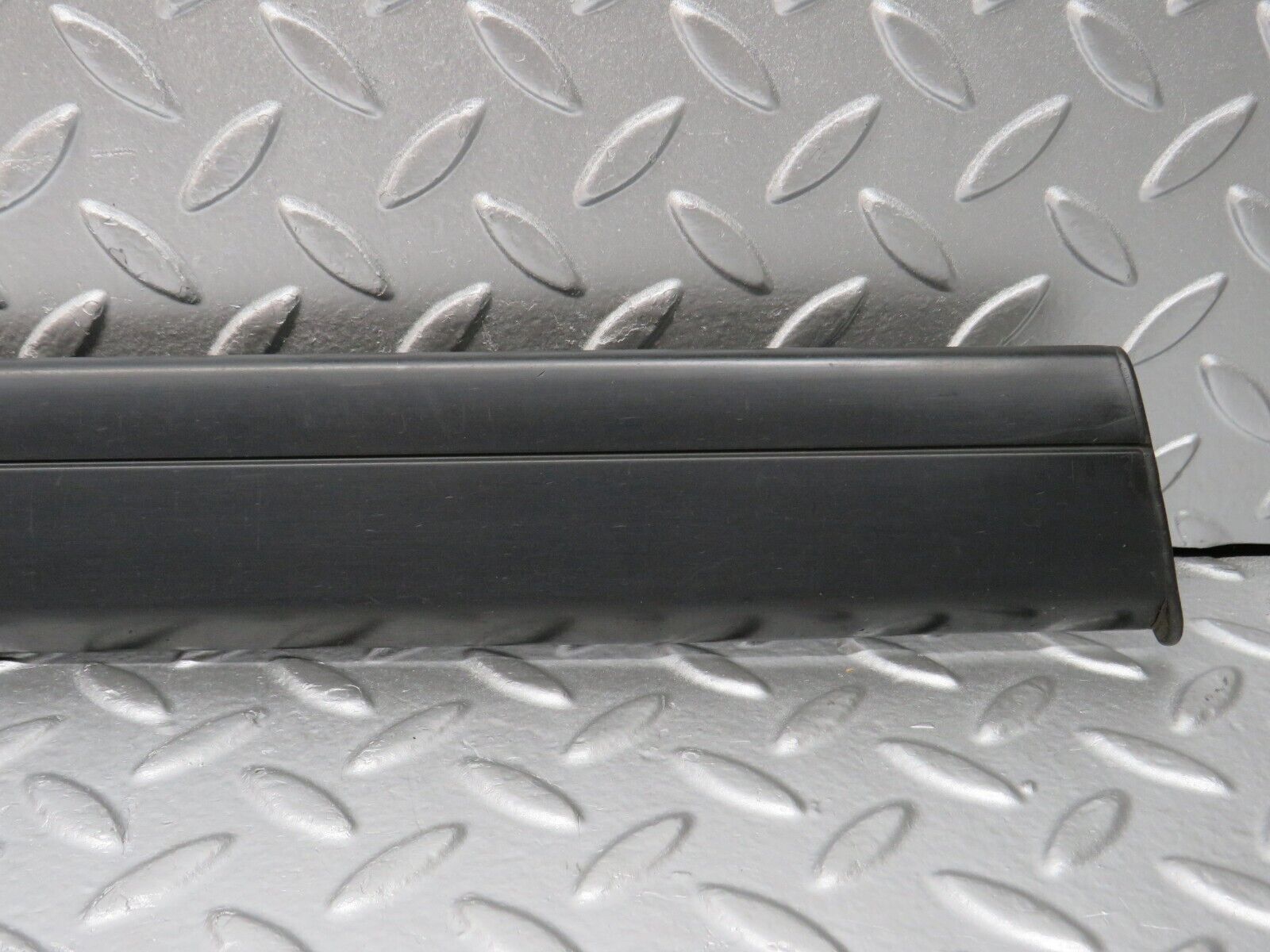 32302 Mercedes-Benz S124 300TE Wagon Front Left Door Centre Moulding Trim