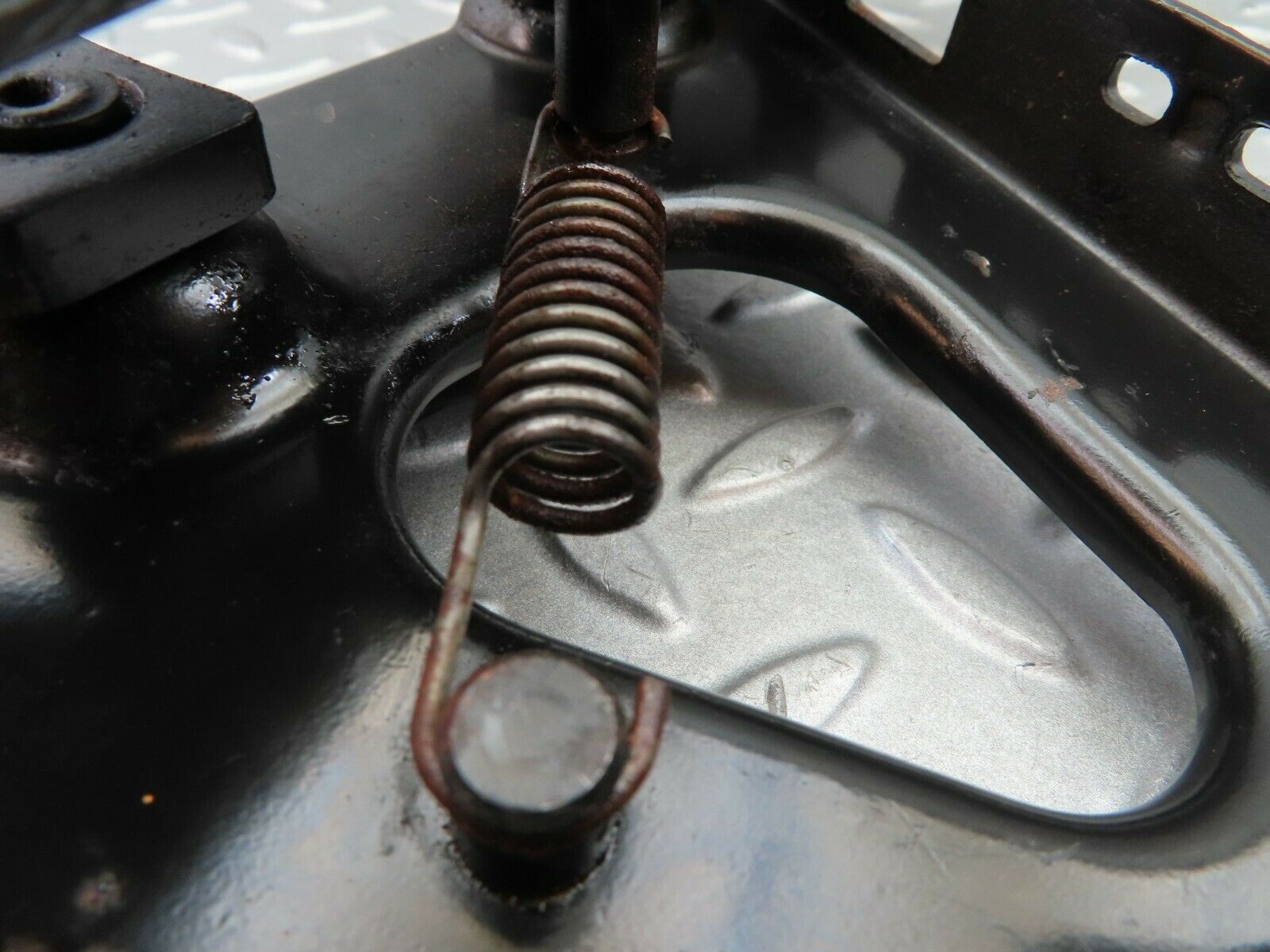 6302 Mercedes-Benz W126 380SE Handbrake Regulator