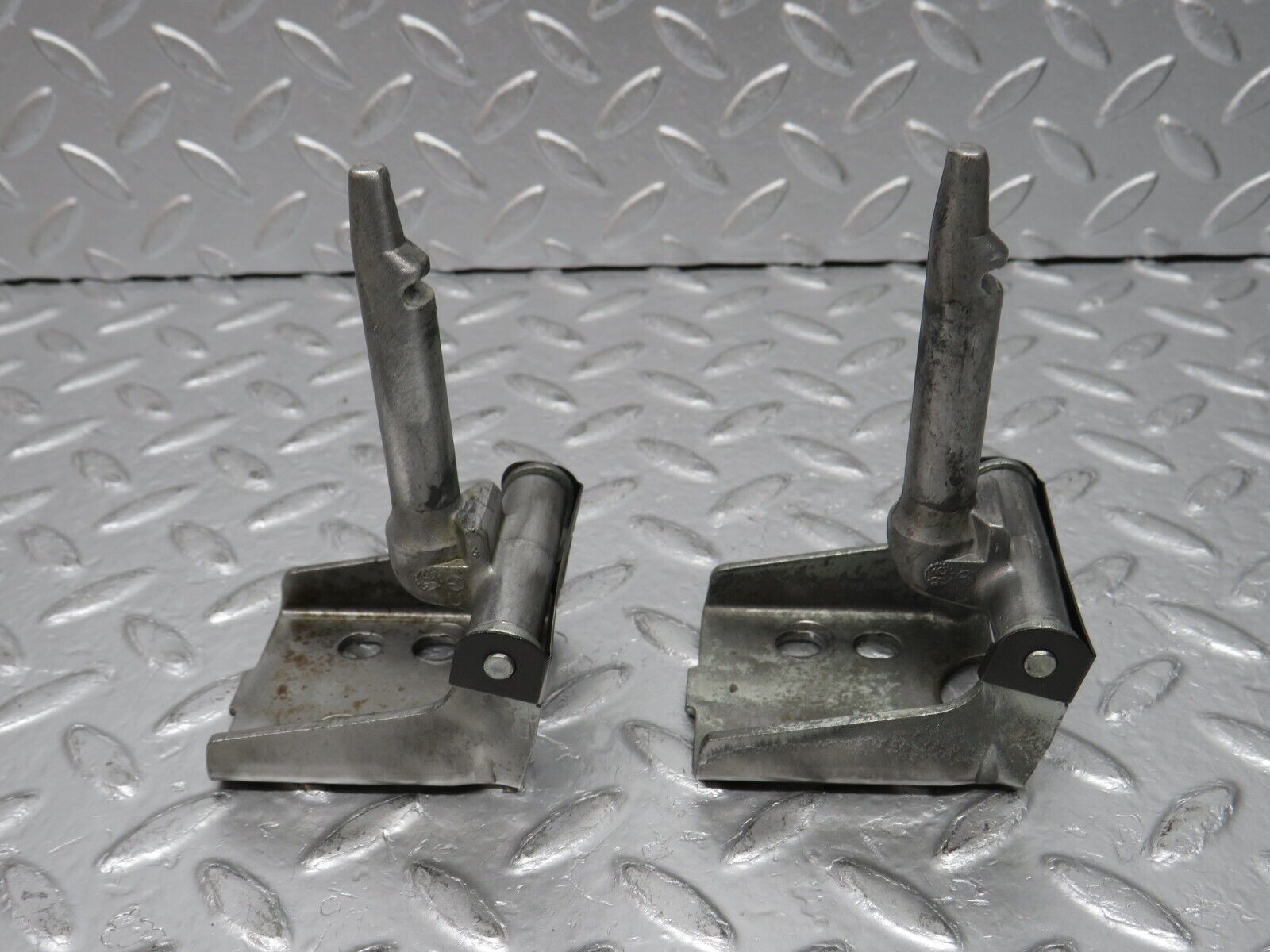 32556 Mercedes-Benz S124 300TE Wagon Rear Seat Hinge