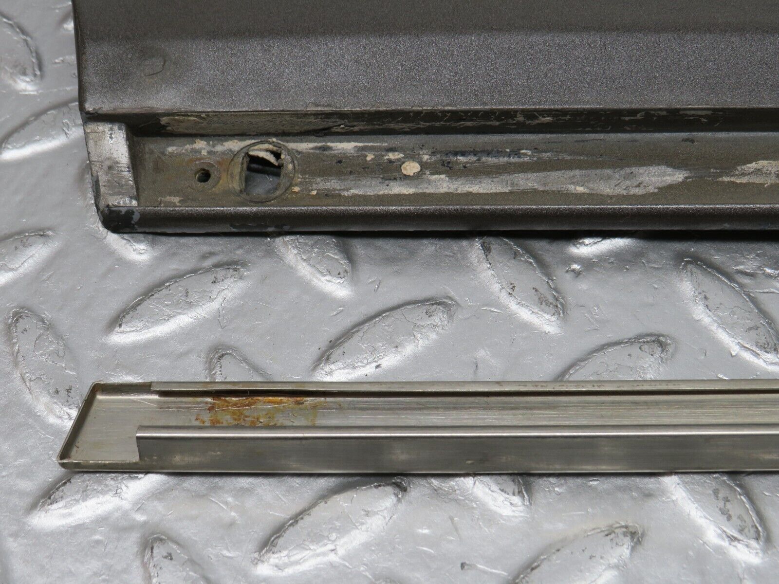 34373 Mercedes-Benz C126 380SEC Front Left Fender Wing Lower Moulding 1266900140