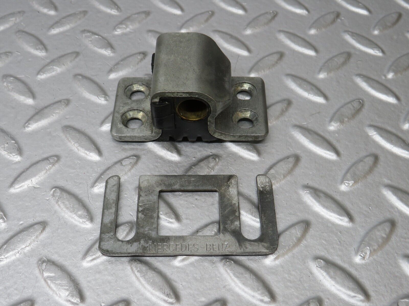 36131 Mercedes-Benz W126 420SE Door Lock Latch Left Side