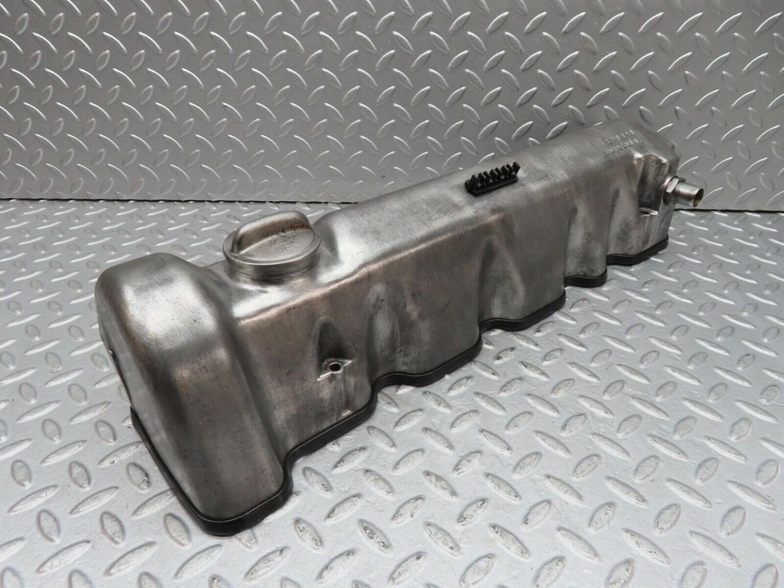 16529 Mercedes-Benz C107 350SLC Coupe Cylinder Head Valve Cover Right 1160161905