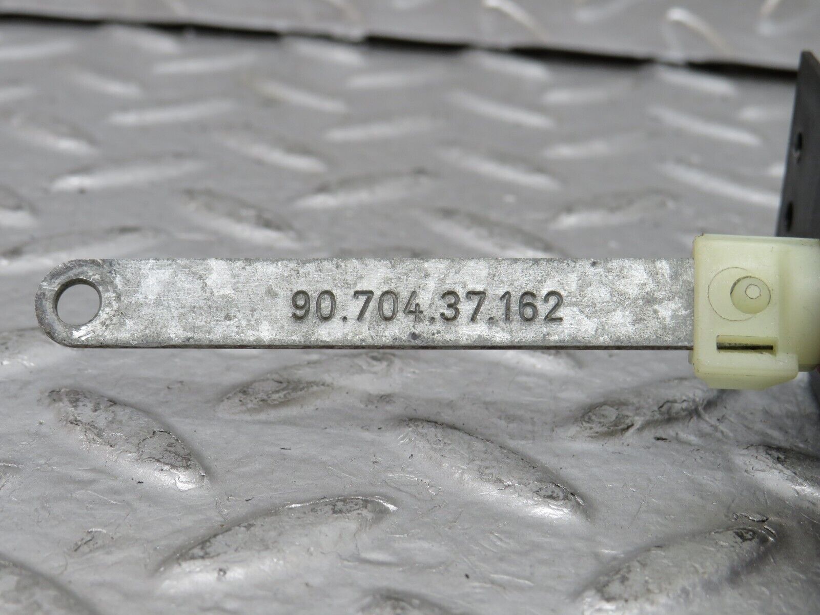 25041 Mercedes-Benz W140 S320 Heater Box Vacuum Actuator 9070437162