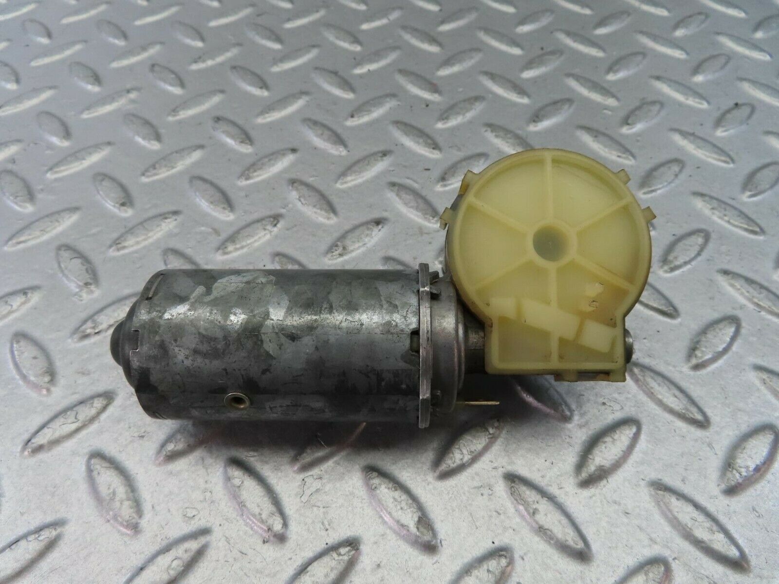 9245 Mercedes-Benz C124 300CE Coupe Seat Belt Presenter Motor Right 0390206694