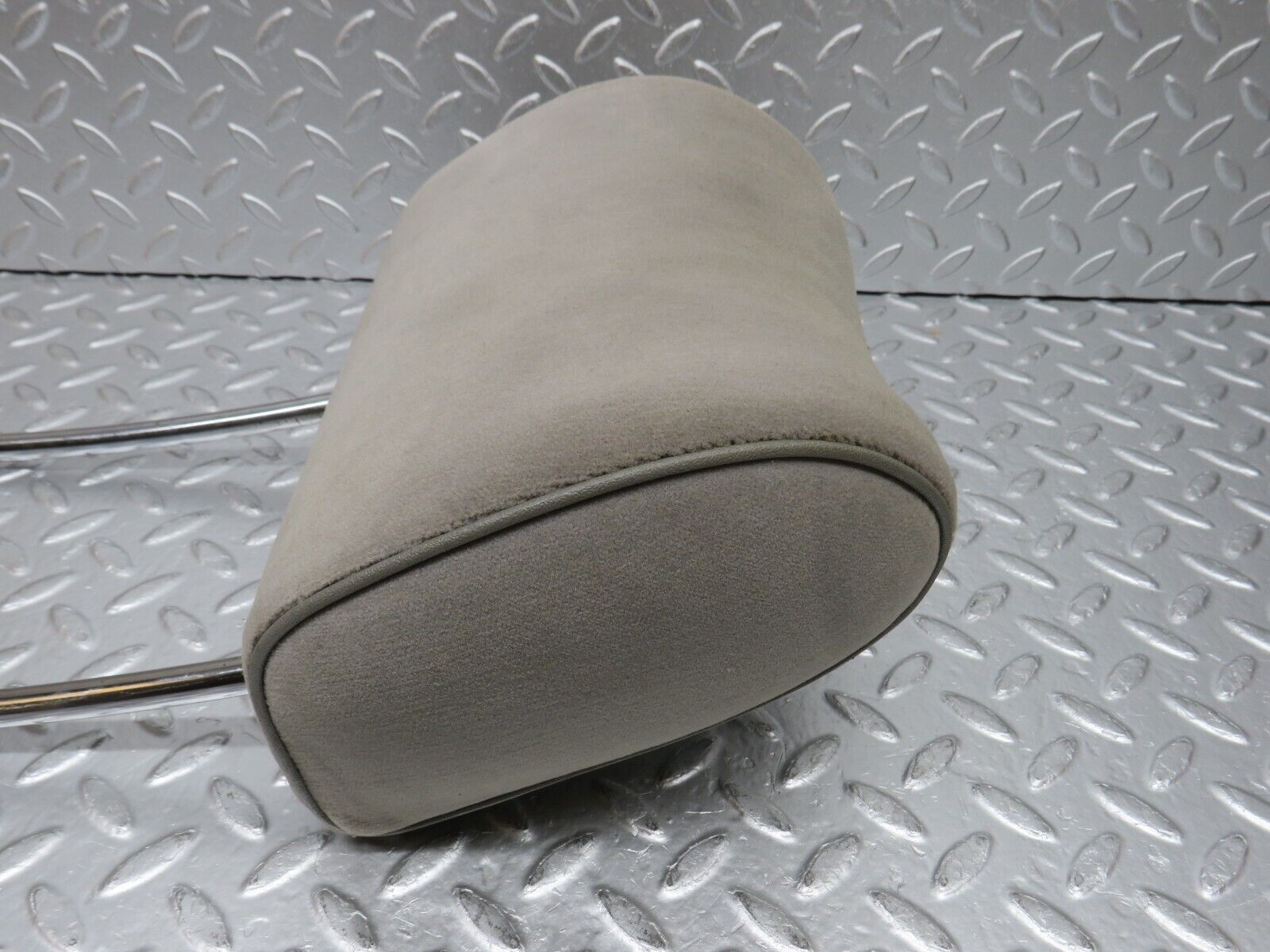 32583 Mercedes-Benz S124 300TE Wagon Front Right Seat Headrest Grey