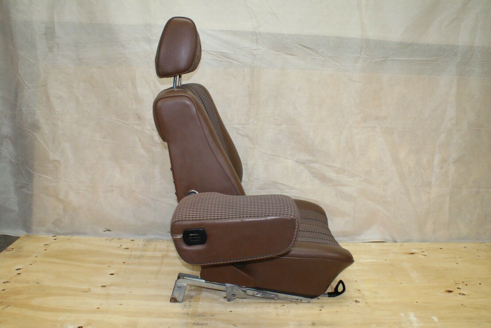 2497 Mercedes-Benz W116 350SE Front Left Seat 1169101250