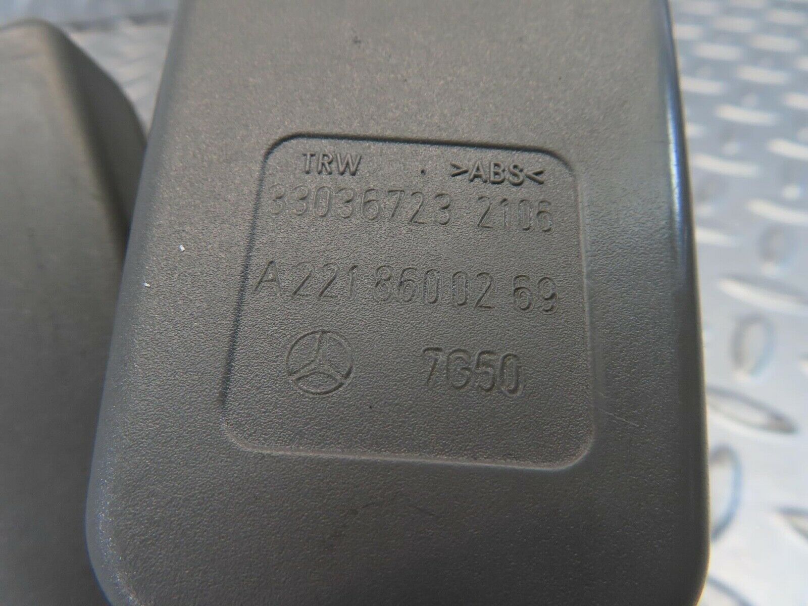 11216 Mercedes-Benz W221 S320 Rear Seat Belt Buckle 2218600269