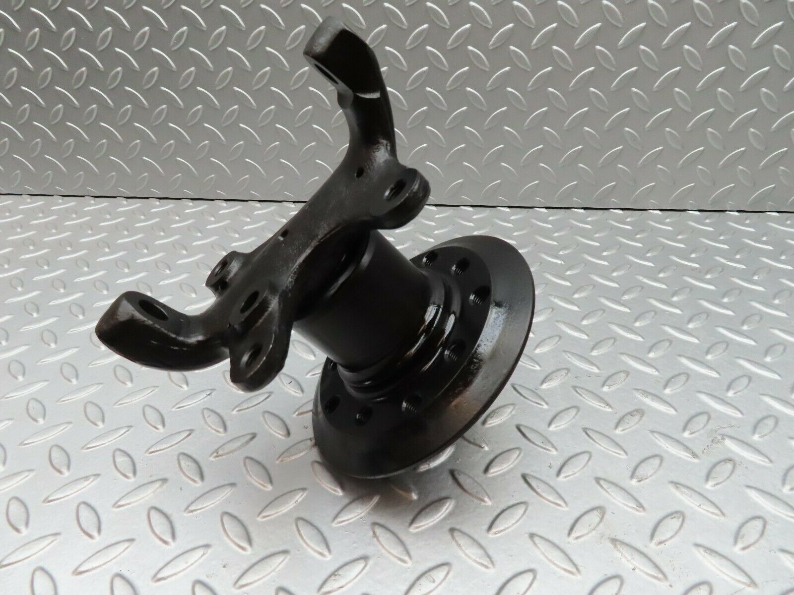 3428 Mercedes-Benz W115 220D Front Right Wheel Hub