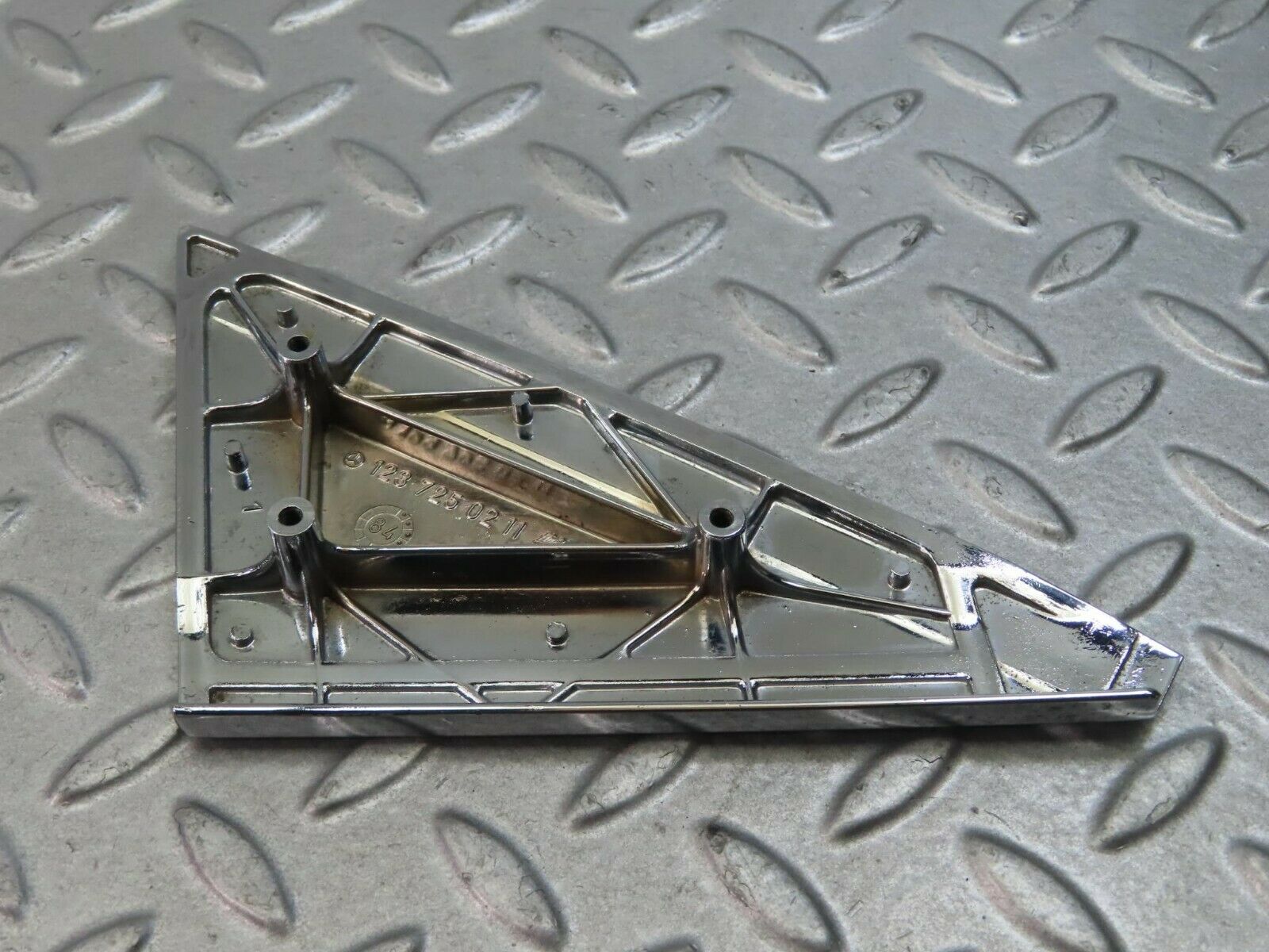 8810 Mercedes-Benz W123 Mirror Triangle Cover Right 1237250211