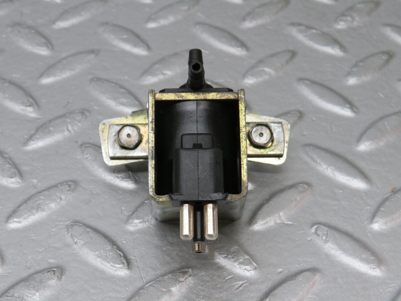 36583 Mercedes-Benz W201 190E 2.0L Vacuum Control Valve 0015408697