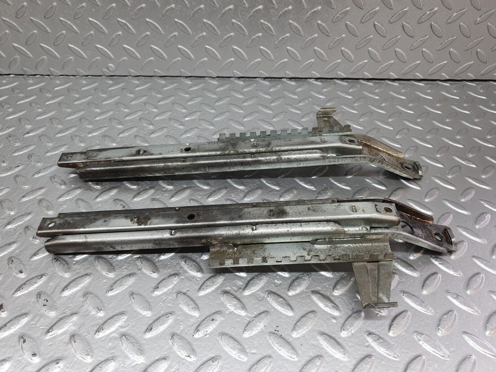 40804 Mercedes-Benz W123 300D Front Right Seat Rail Pair