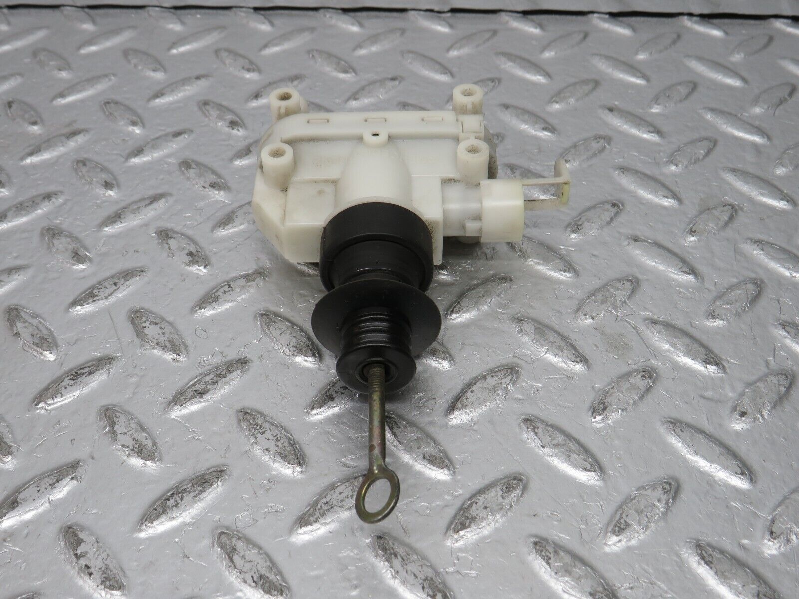 31638 Mercedes-Benz W201 190LE 1.8L Door Lock Vacuum Actuator Front Left