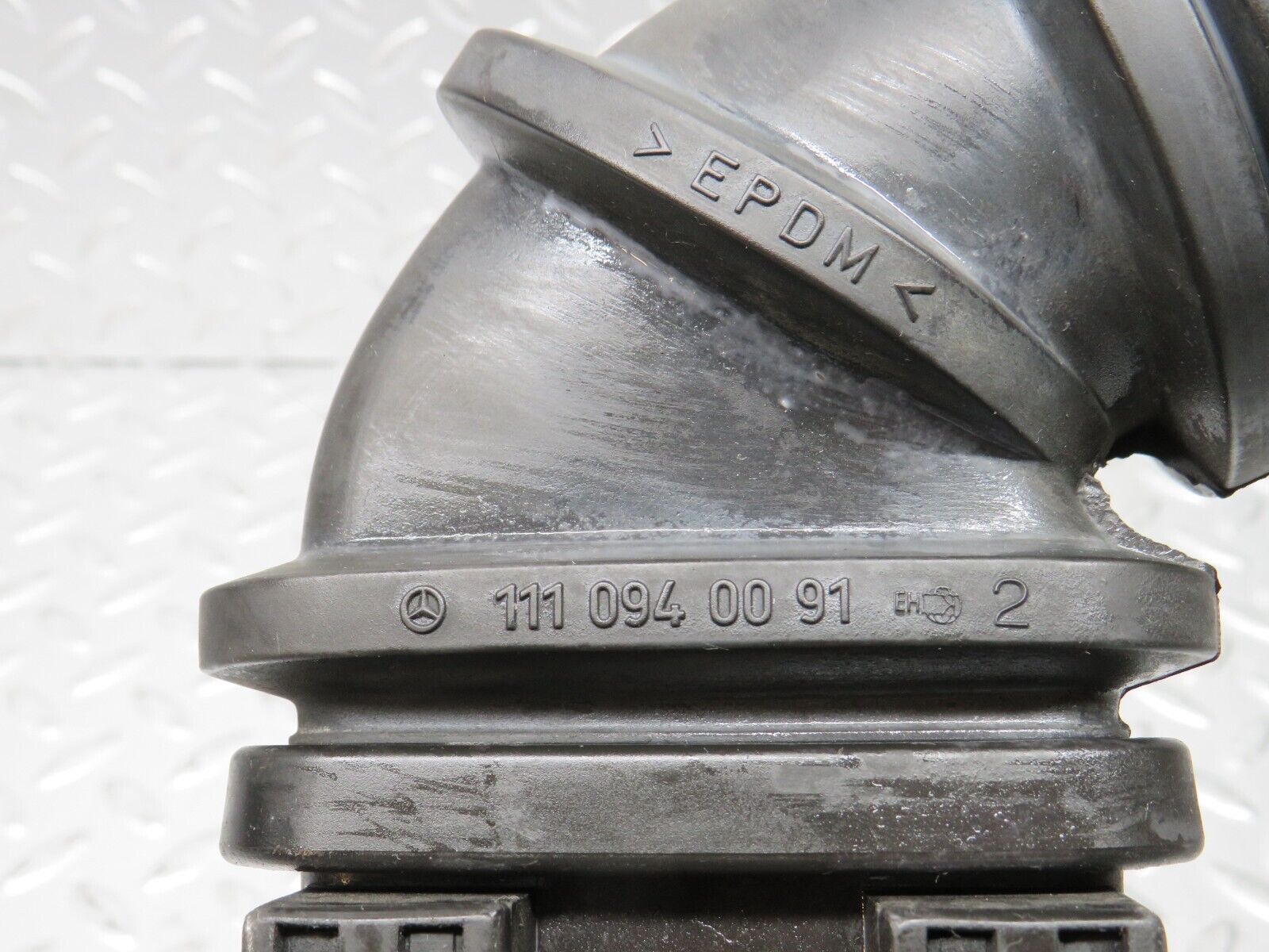 31200 Mercedes-Benz S124 220TE Wagon Air Intake Pipe 1141400012 1110940091