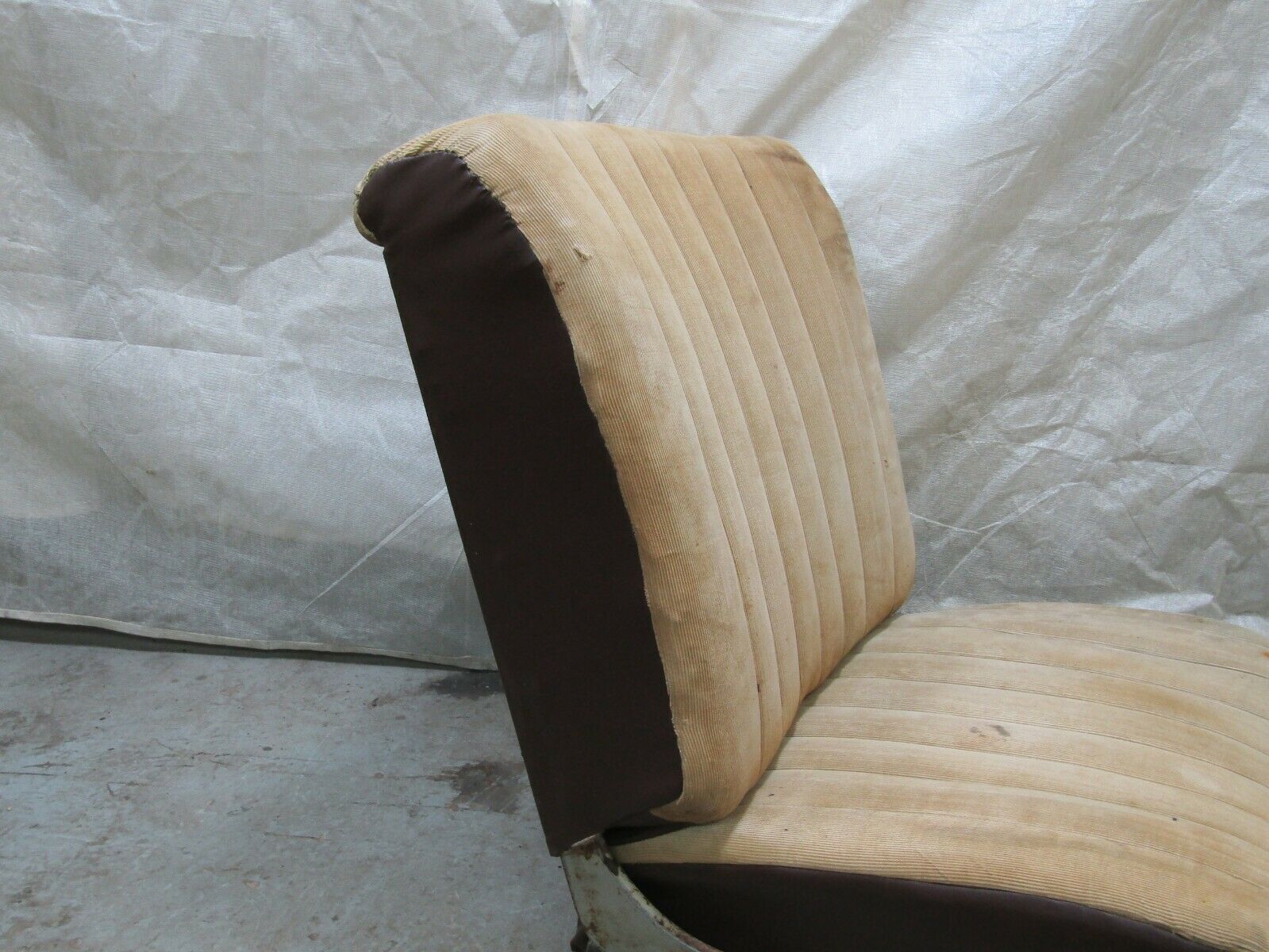 3253 Mercedes-Benz W120 PONTON Front Right Seat Creme Fabric