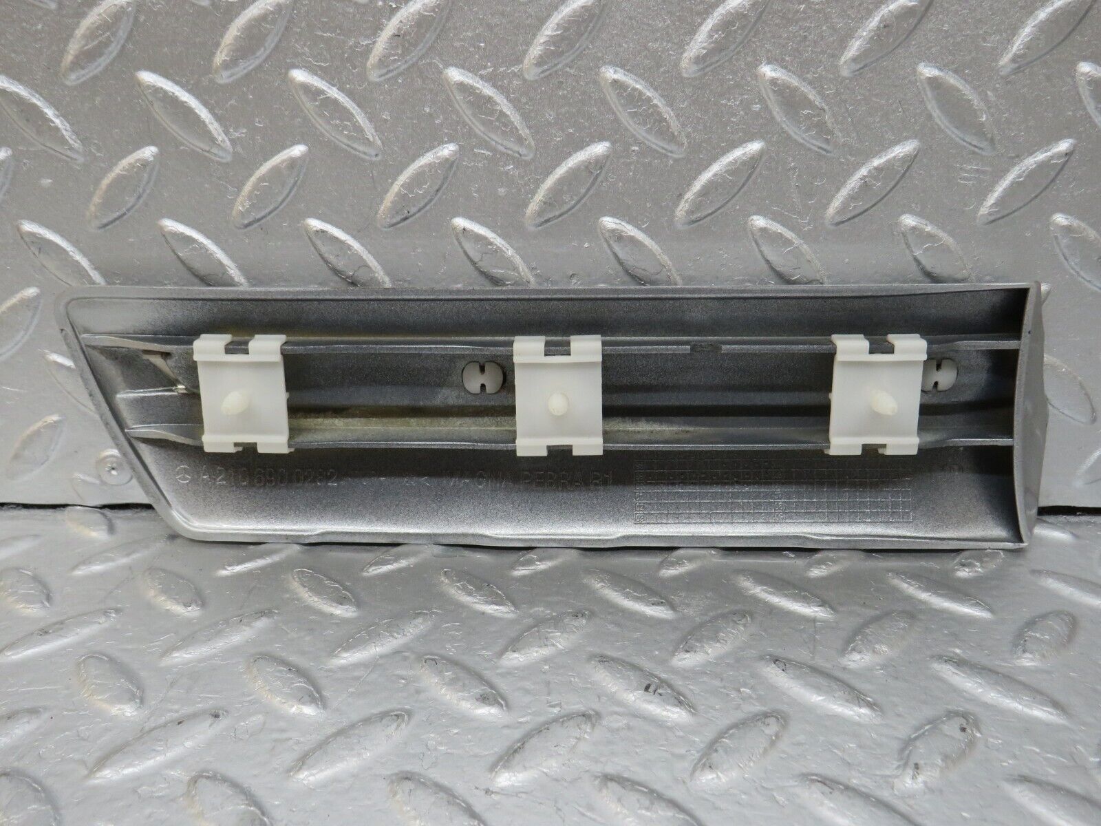 34717 Mercedes-Benz W210 320E Front Right Fender Wing Centre Moulding Trim 21069002