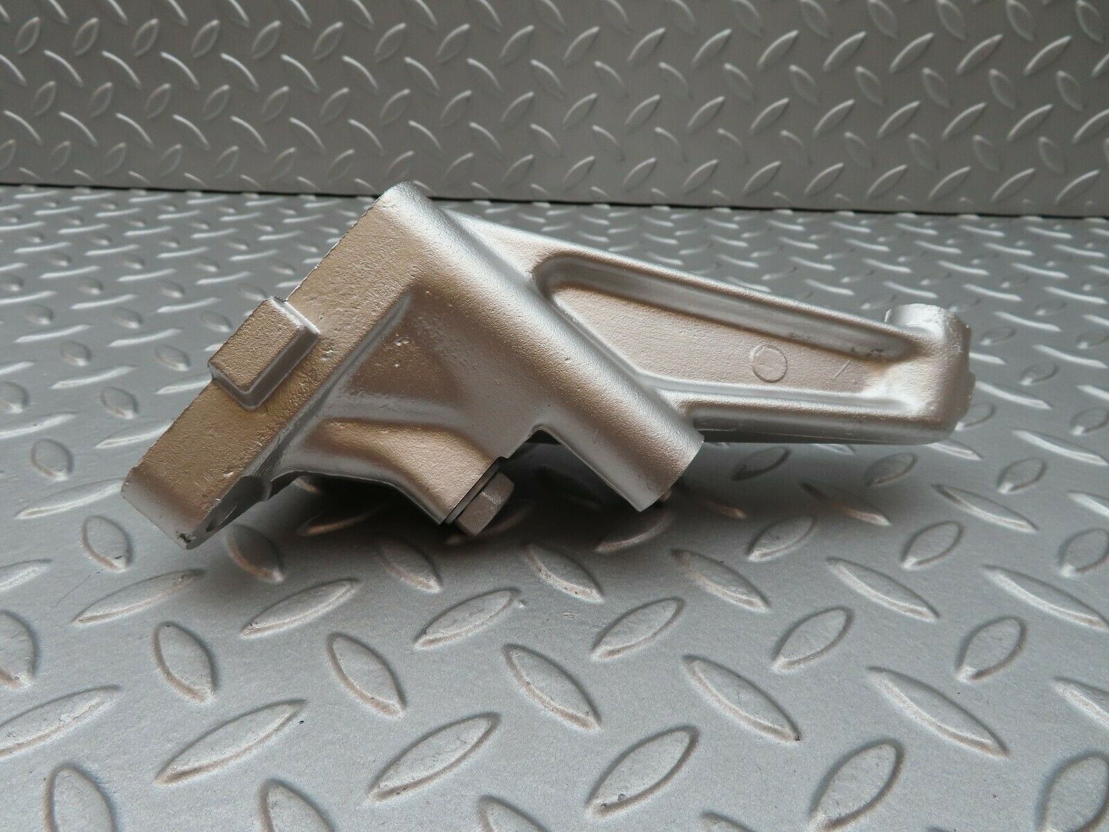 3833 Mercedes-Benz S123 200T Wagon Engine Mount Bracket Left Side 1022230504