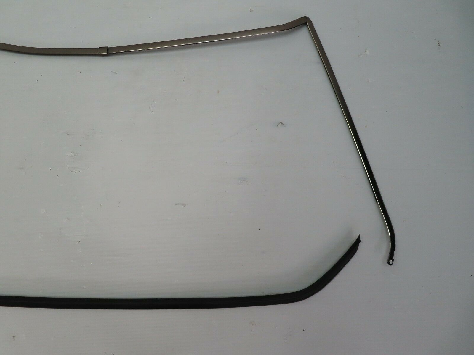 5537 Mercedes-Benz W124 230E Rear Windscreen Chrome Frame