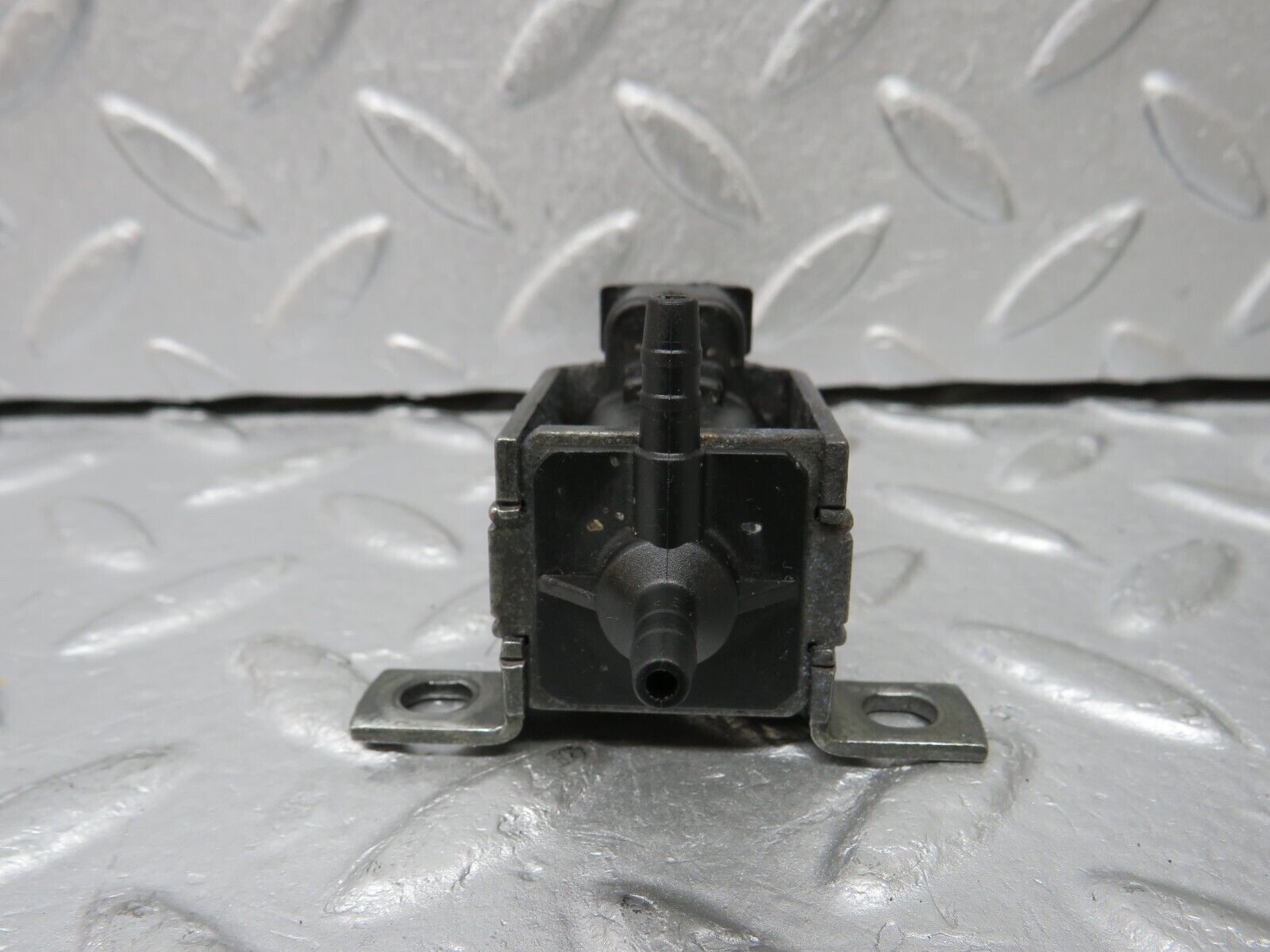 38070 Mercedes-Benz A124 320E Cabriolet Vacuum Control Valve 001540869