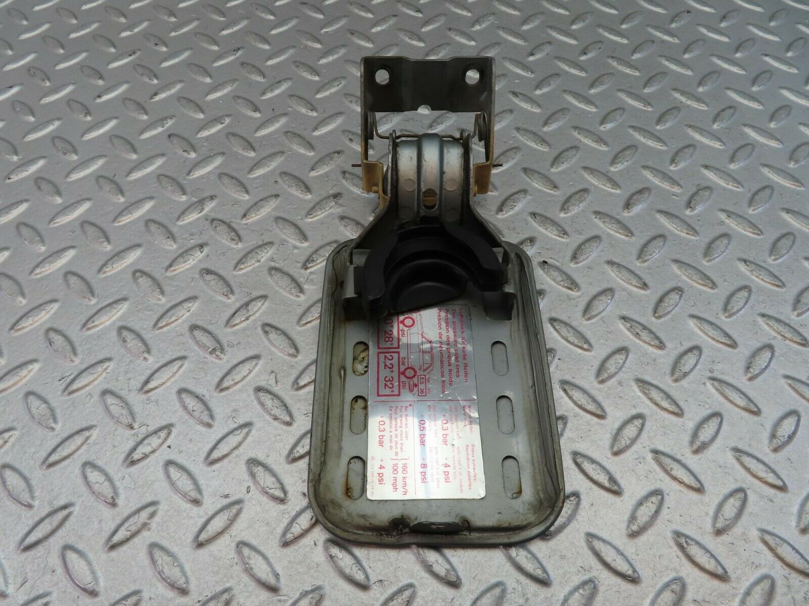 9550 Mercedes-Benz C123 280CE Coupe Fuel Tank Flap Cap 1235840039