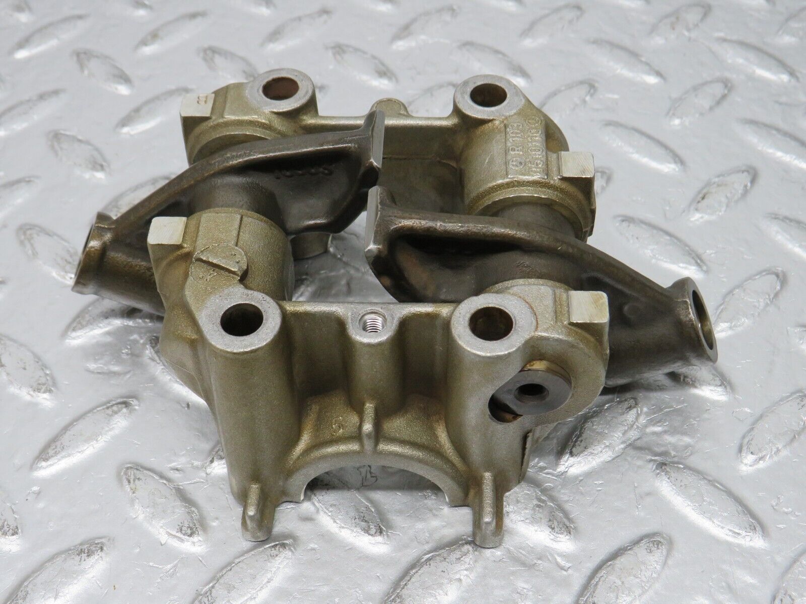 32625 Mercedes-Benz S124 300TE Rocker Arms Camshaft Bearing Block 1030510110