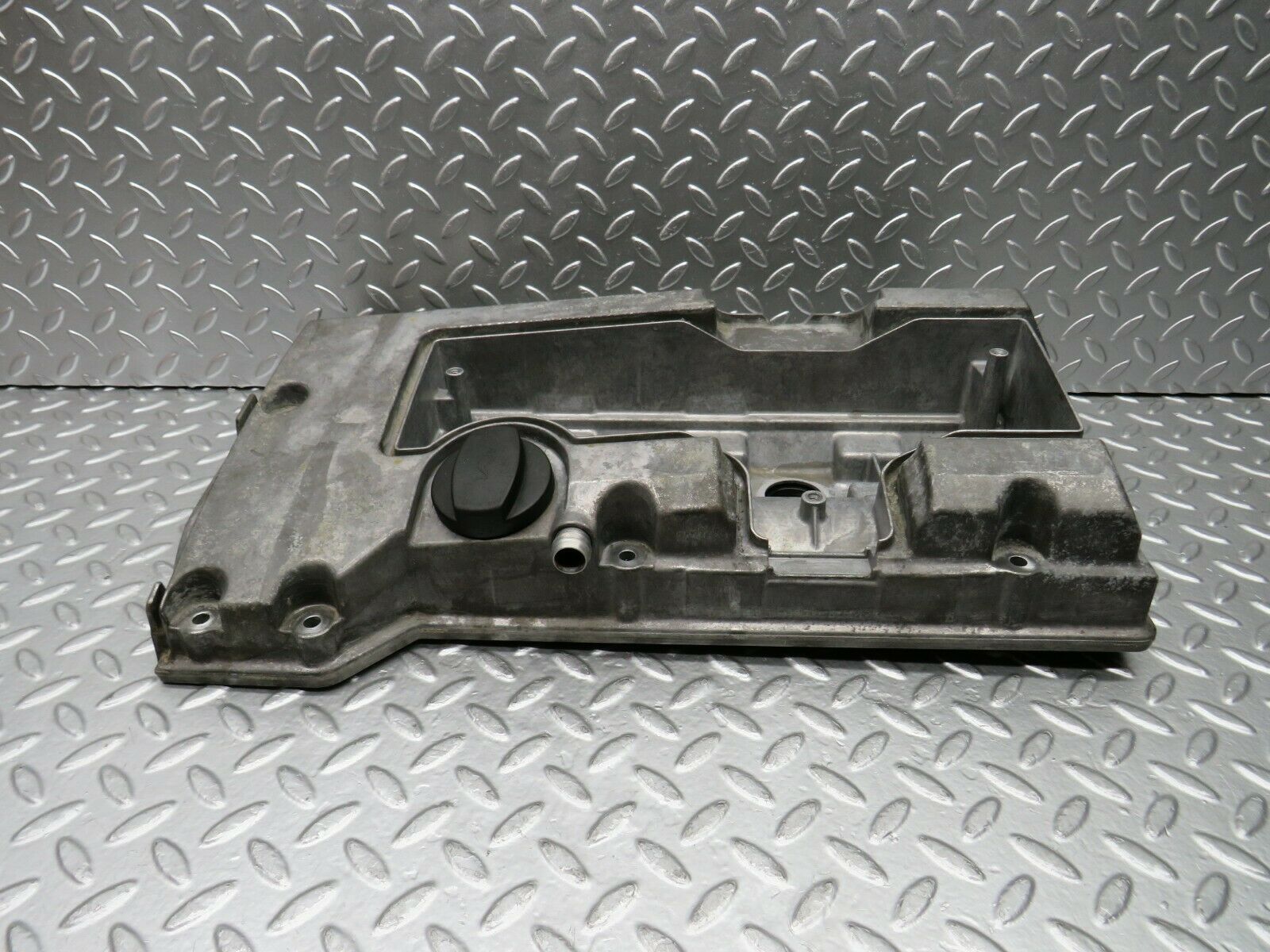 22500 Mercedes-Benz C124 E220 Coupe Cylinder Head Valve Cover 1110100330