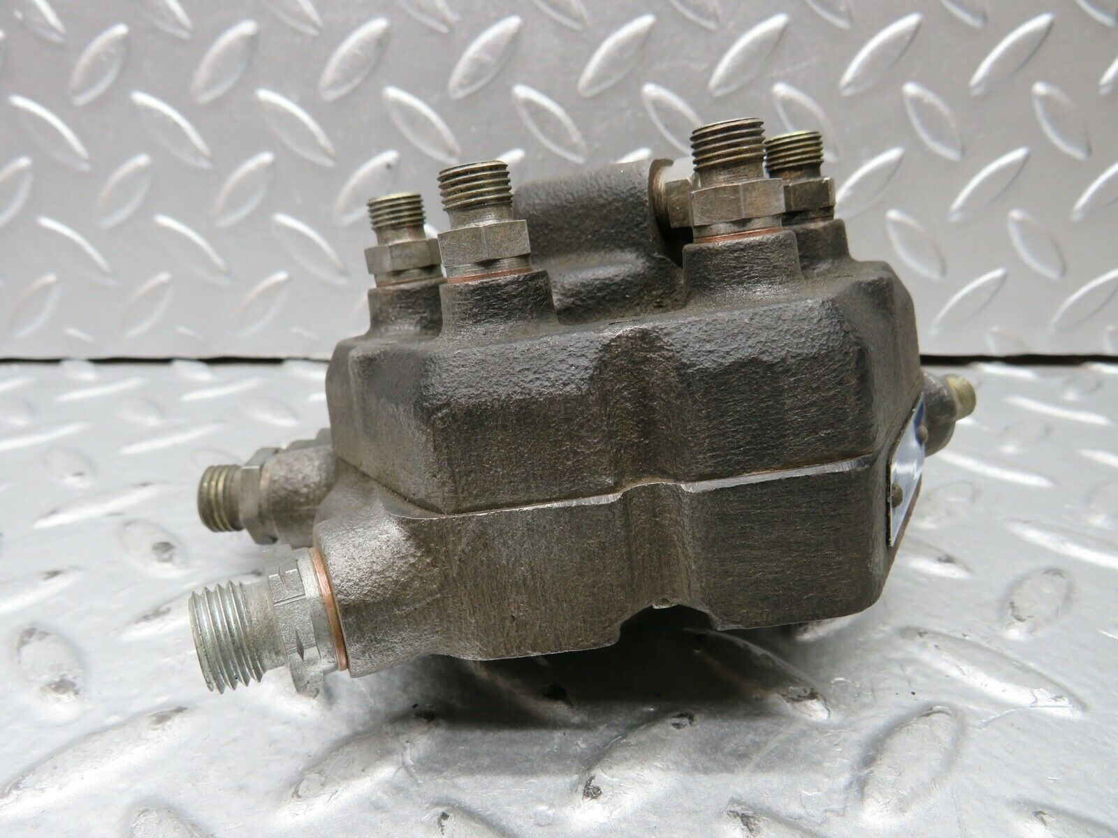 21834 Mercedes-Benz W123 280E Fuel Distributor Bosch 0438100011