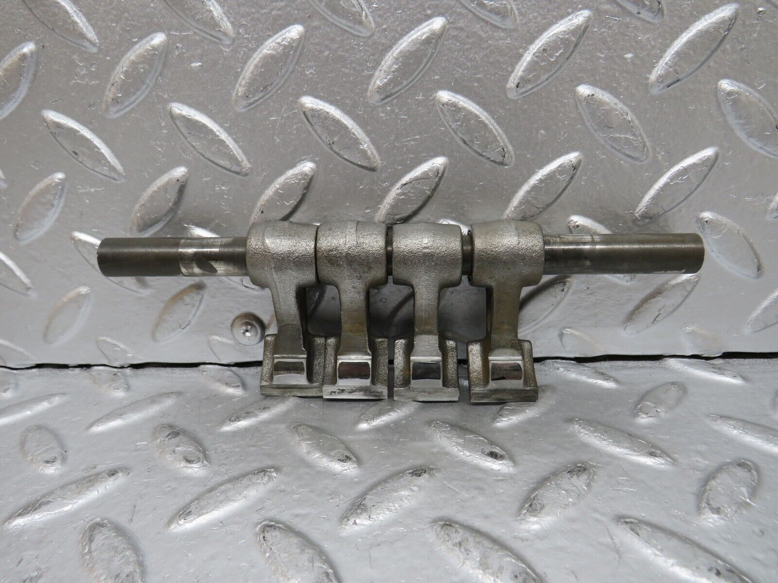 0362 Mercedes-Benz W123 220D Camshaft Rocker Arm With Shaft