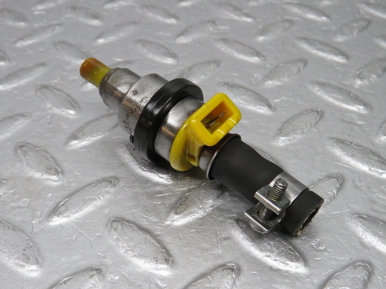 37572 Mercedes-Benz W109 300SEL Fuel Injector Bosch 0280150034