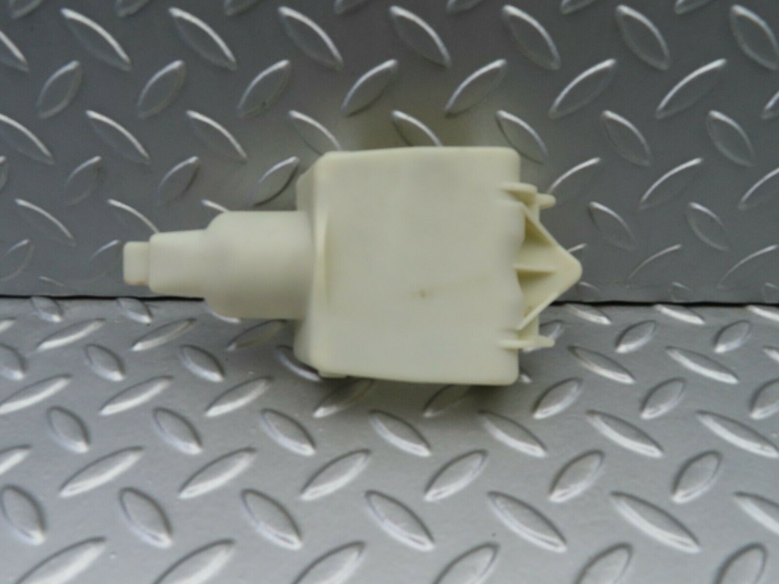 6578 Mercedes-Benz S124 E220 Wagon Rear Door Lock Vacuum Actuator Cover