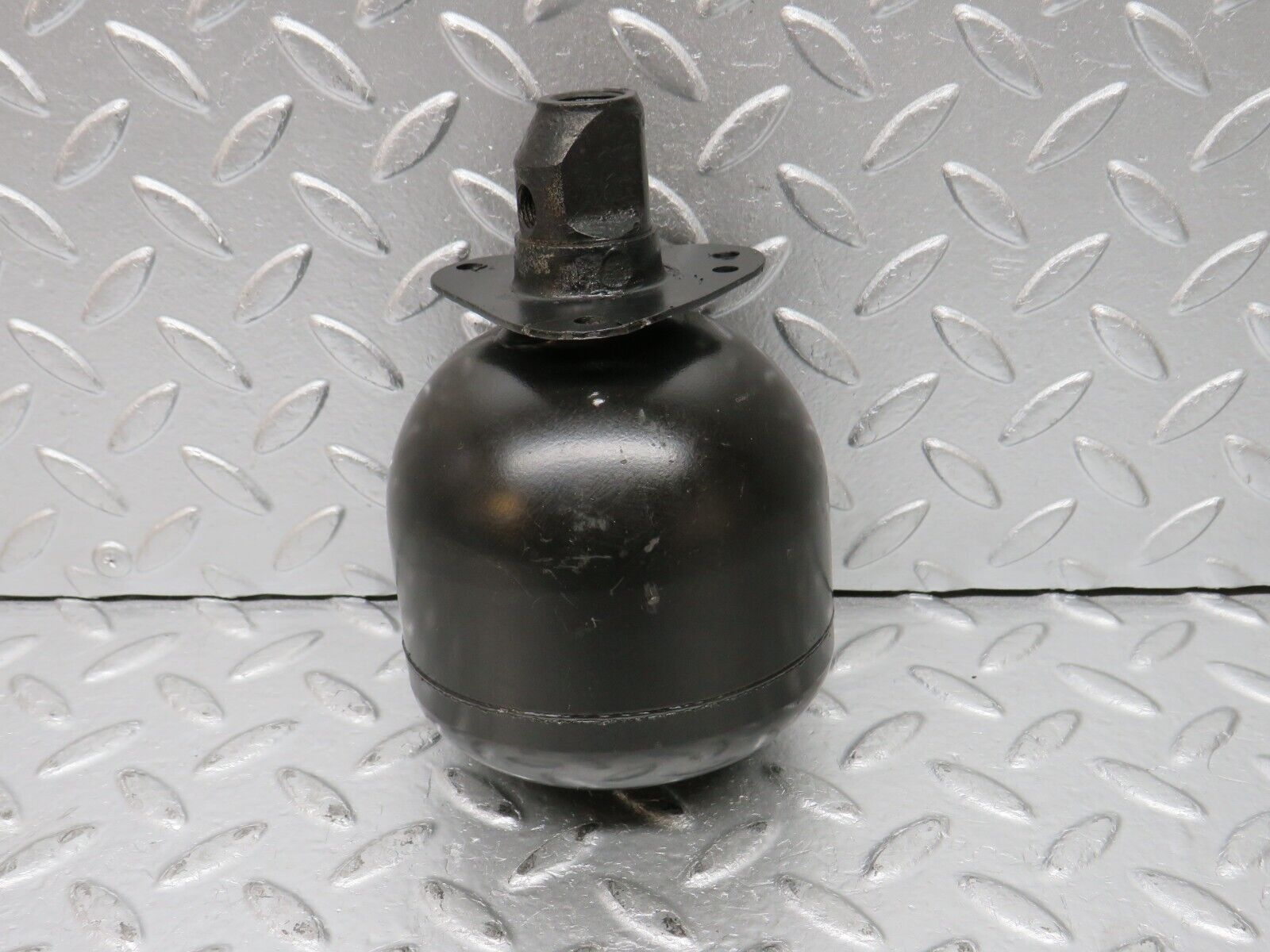 31548 Mercedes-Benz S124 220TE Wagon Rear Suspension Sphere 0037801723