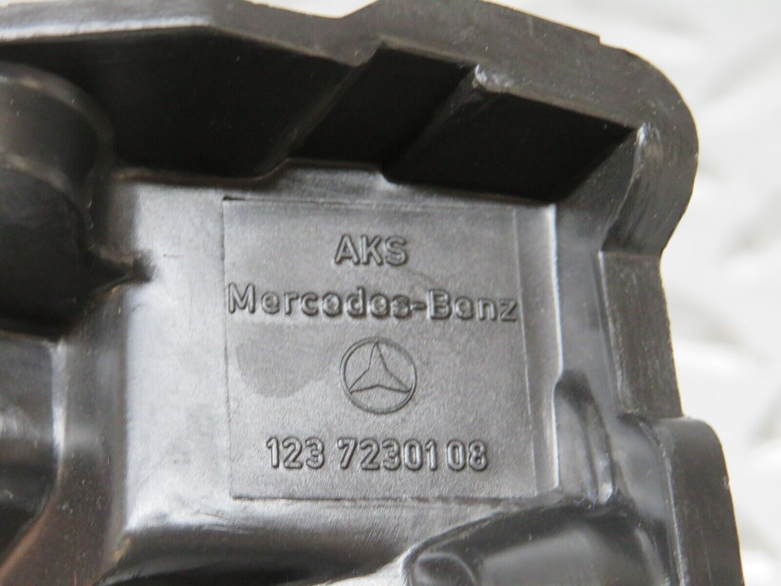 27404 Mercedes-Benz W123 280E Front Left Door Lock Mechanism 1237230108